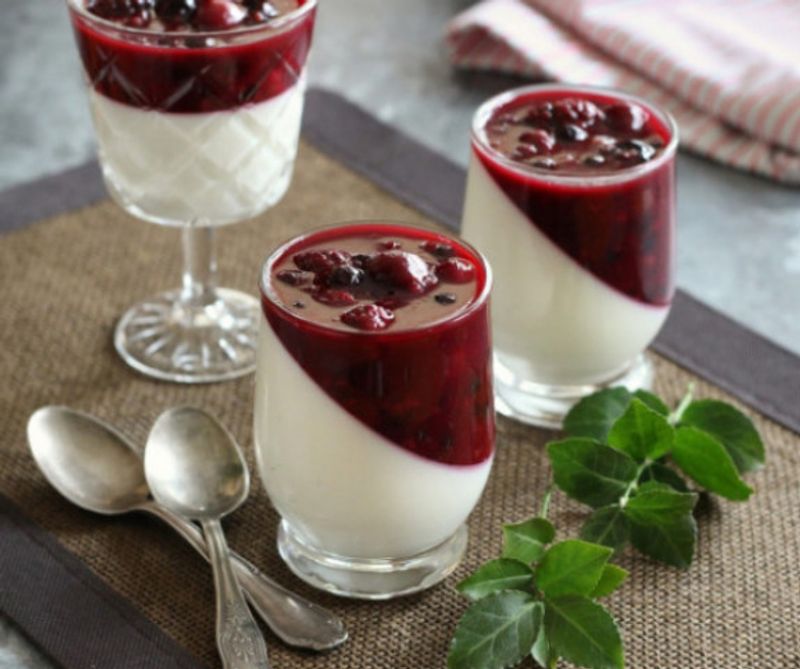 Erdei gyümölcsös panna cotta