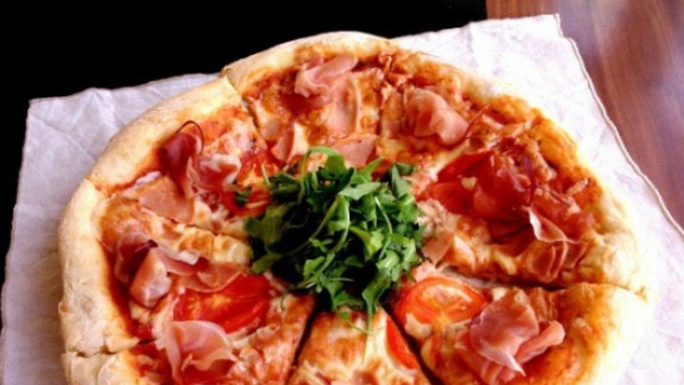 Vékonytésztás sonkás pizza (pizza prosciutto)