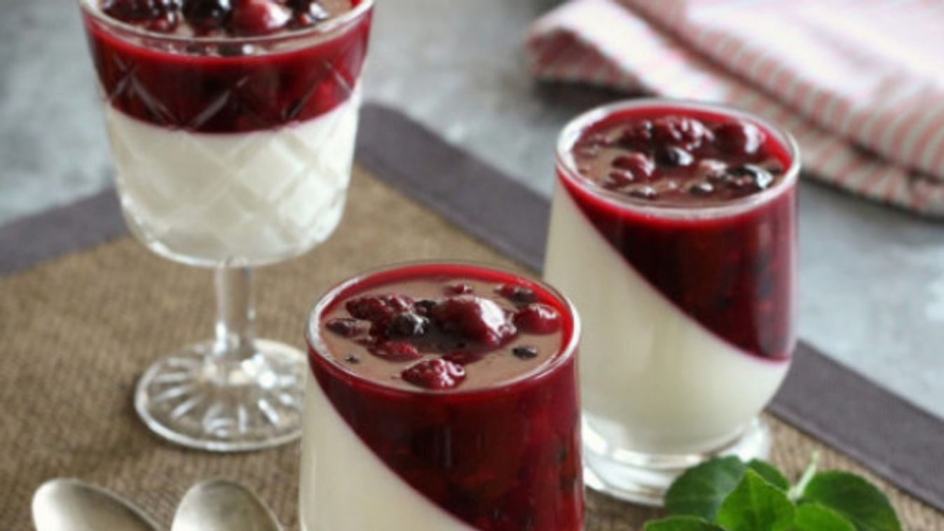 Erdei gyümölcsös panna cotta recept