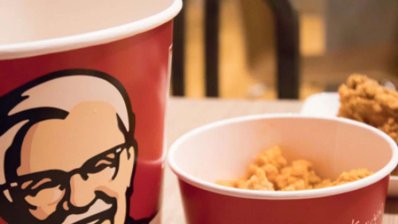 Őrület! Szájára tetováltatta a KFC nevét, hogy ingyen ehessen az étteremben