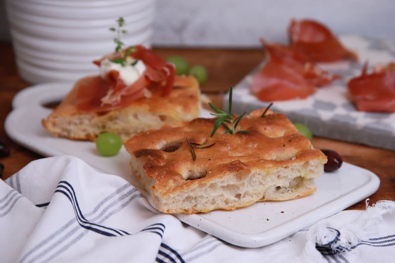 Szőlős és olívás focaccia