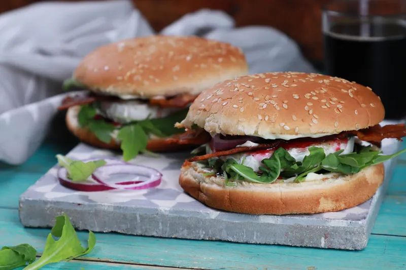 Grill camembert sajtos hamburger