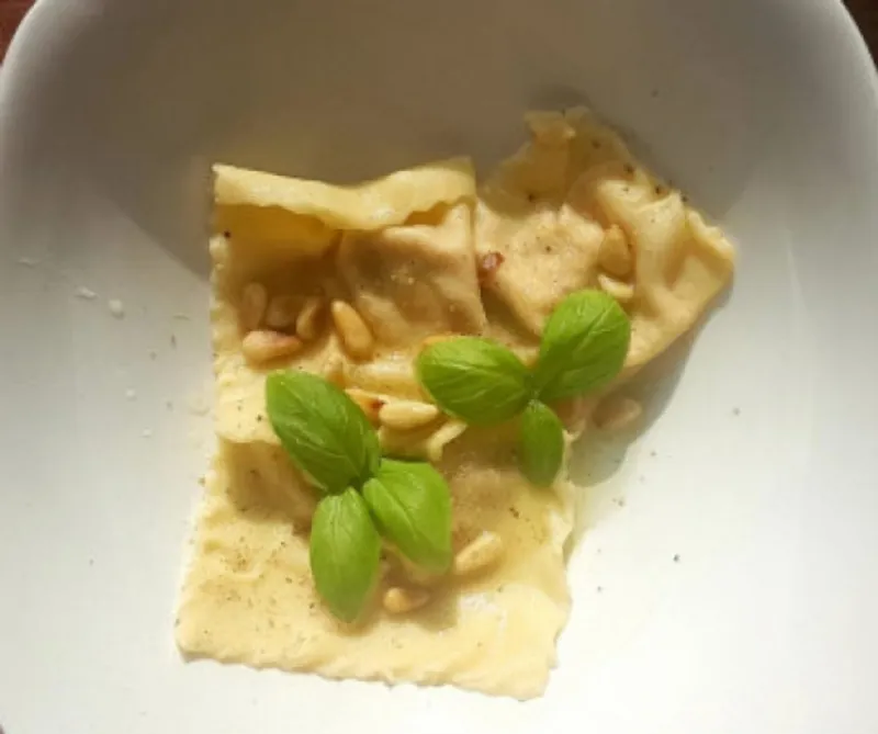 Kecskesajtal és száritott paradicsommal töltött ravioli