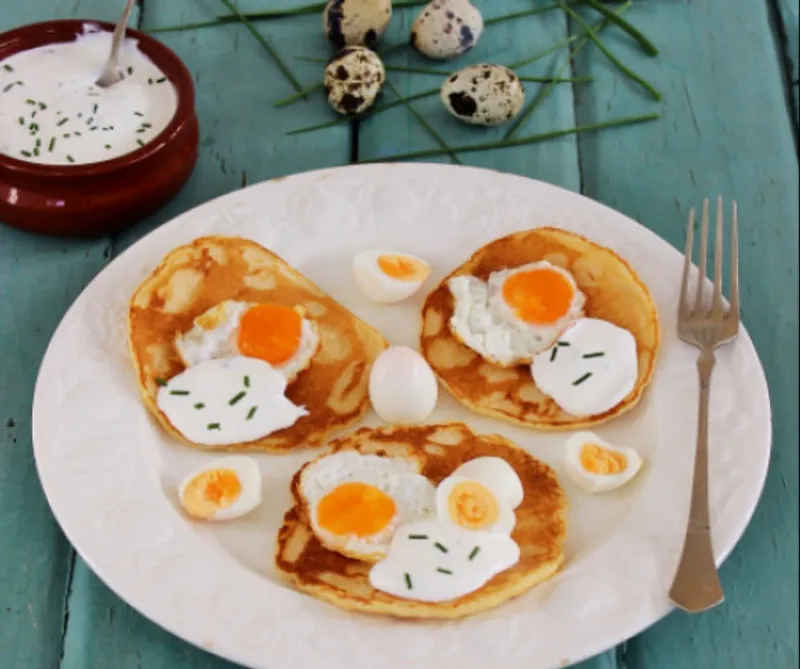 Blini fűszeres tejföllel, fürjtojással