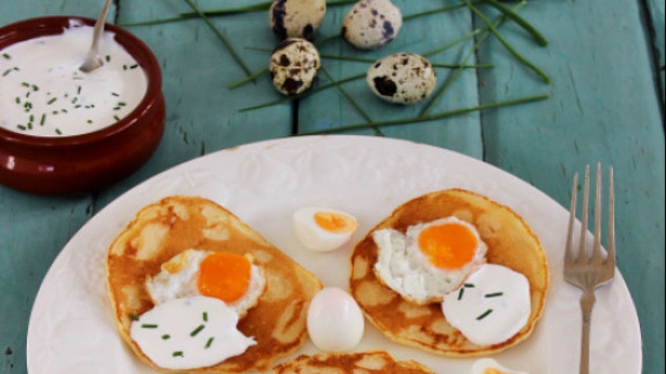 Blini fűszeres tejföllel, fürjtojással