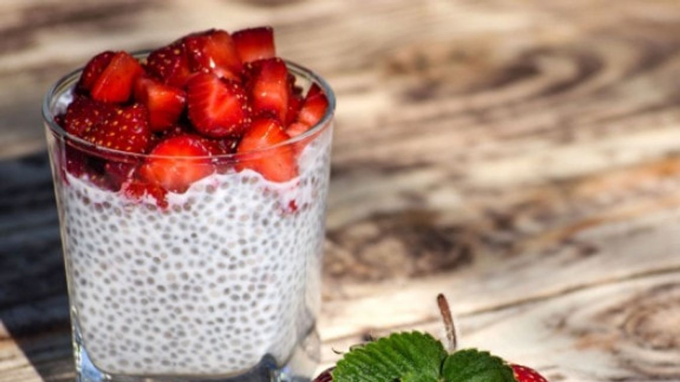 Chia puding eperrel recept