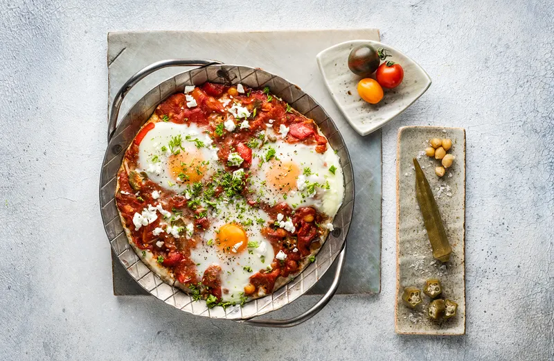 Csicseriborsós shakshuka okrával