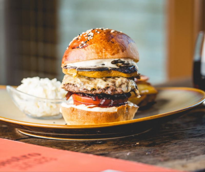 A legfinomabb hamburger házi bucival és pogácsával