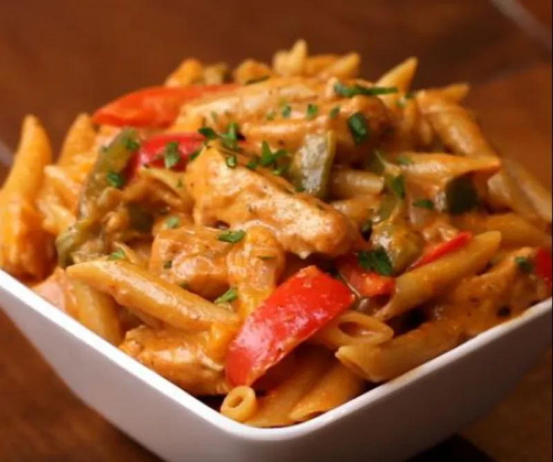 Egyedényes csirkés fajita penne