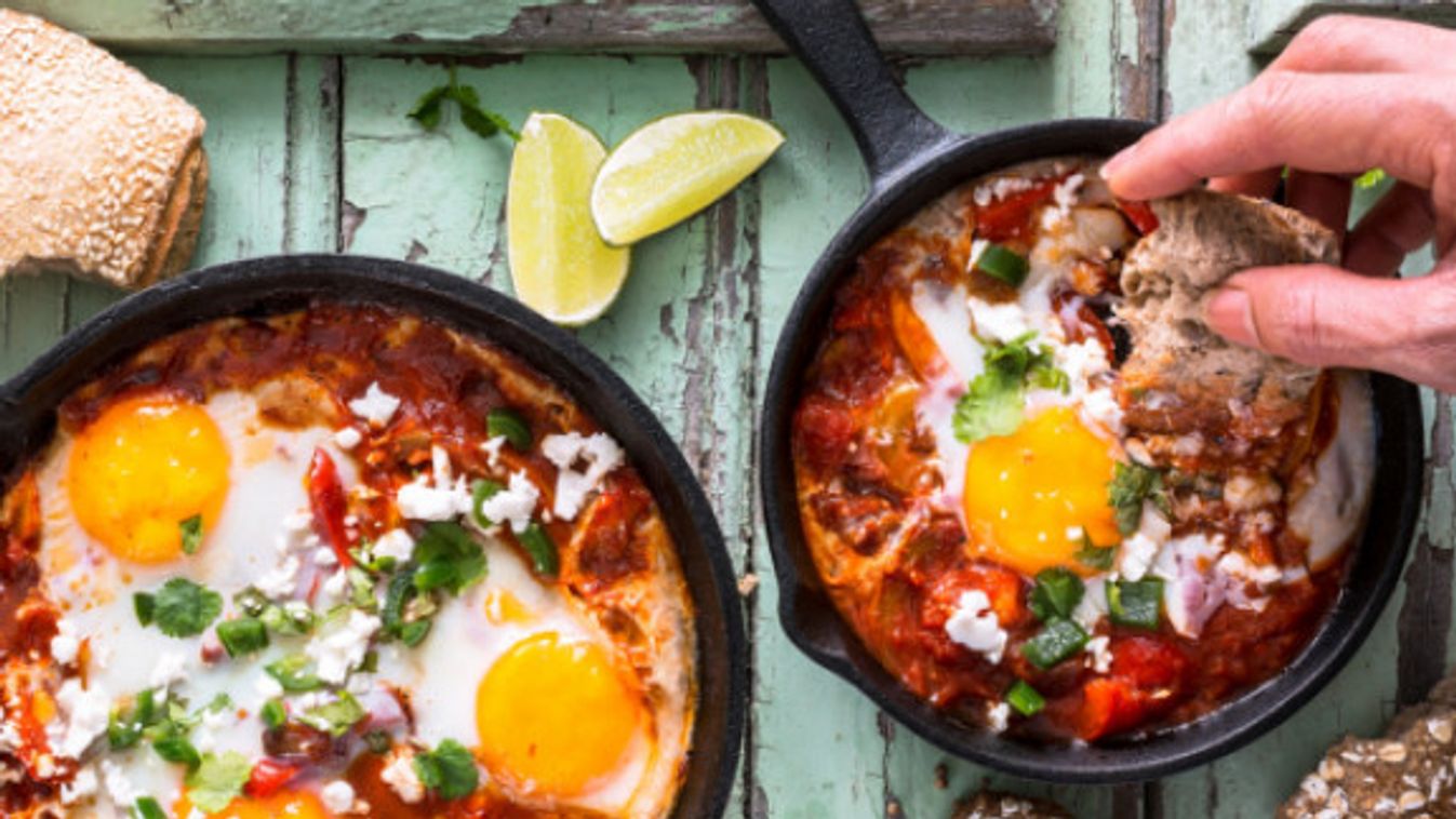 Egyszerű shakshuka fetával recept