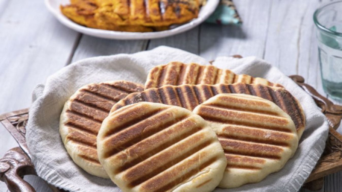 Saláták és húsok mellé is tökéletes! Így készül a friss pita grillrácson