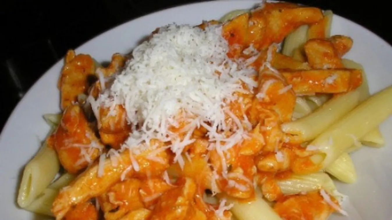 Penne all arrabbiata pirított csirkével