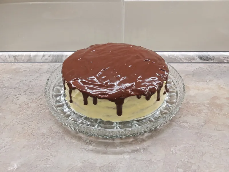 Mákos-ribizlis-fehércsokoládés torta