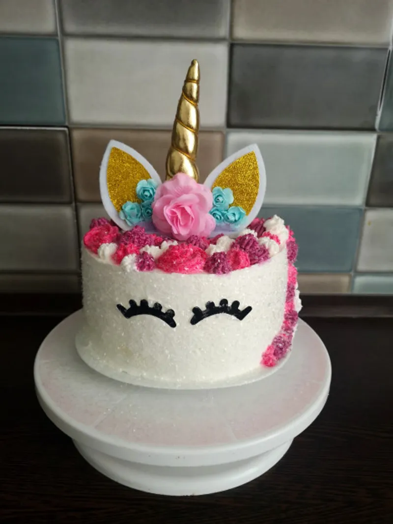 Csokikrémes csillámló egyszarvú torta