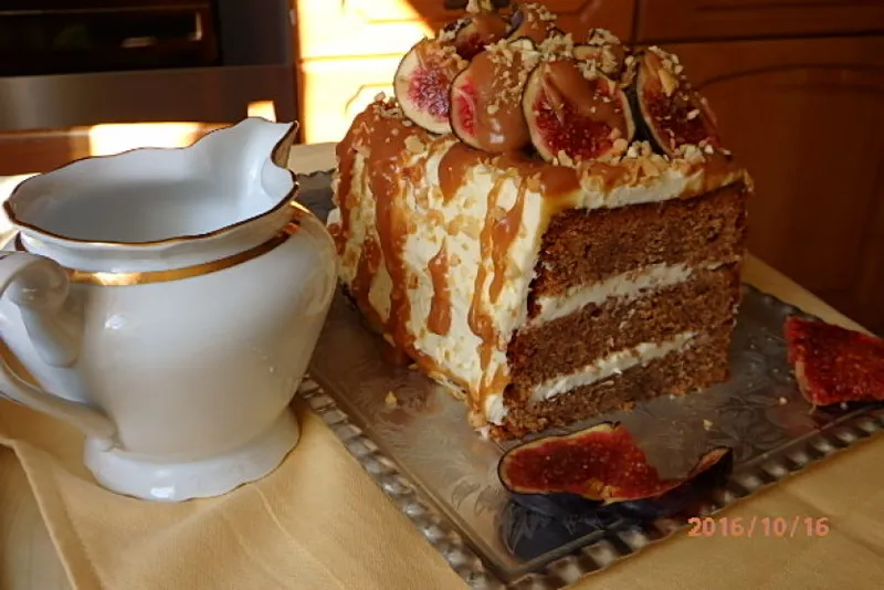 Datolyás-fügés mogyorós torta