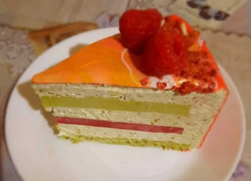 Avokádós-málnás pisztácia mousse torta