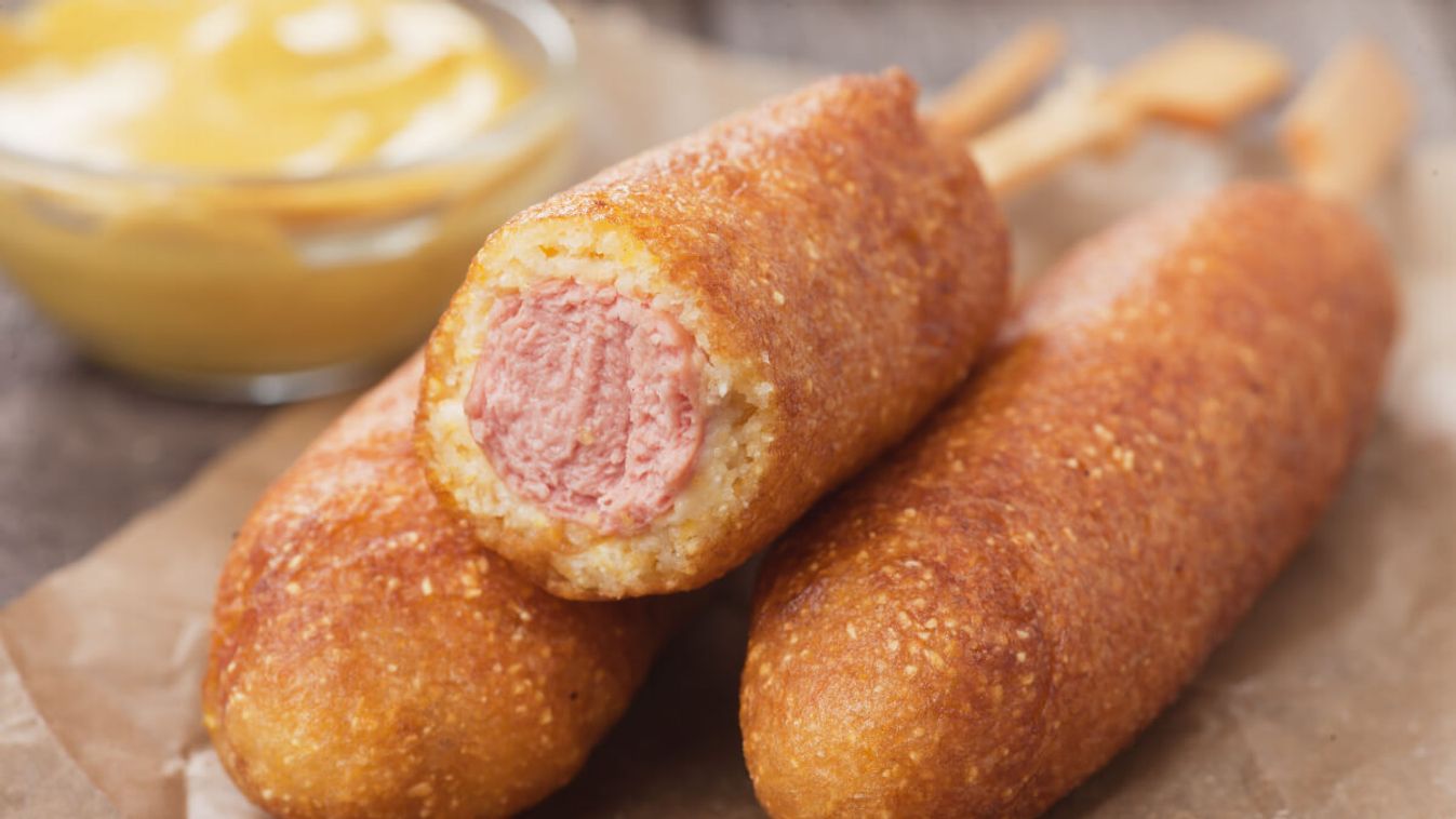 Amerikai bundás virsli (corn dog)