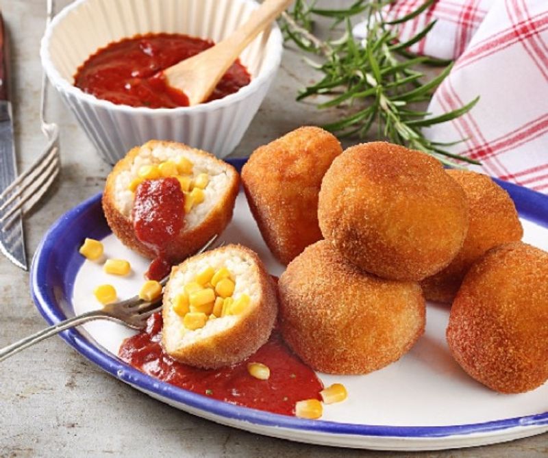 Kukoricás rizottógolyó (arancini) paradicsomos mártogatóssal