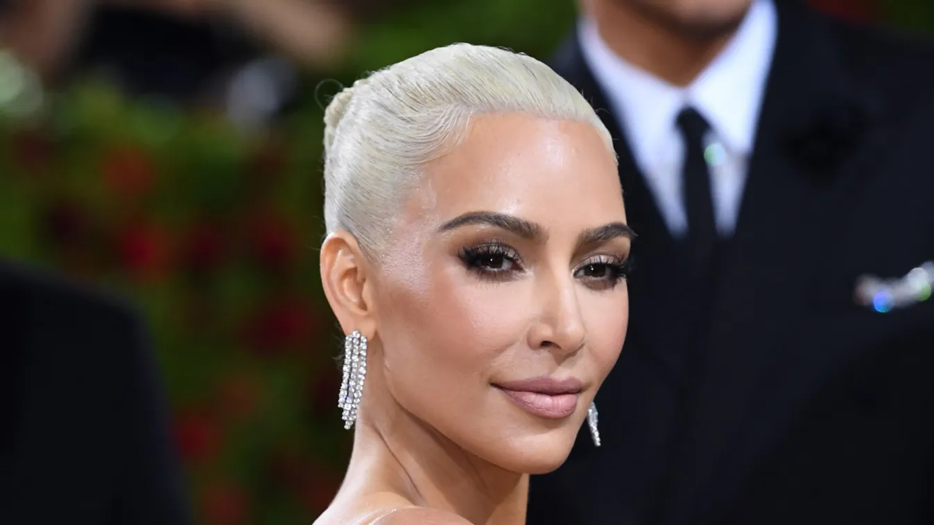 Kim Kardashian 8 kilót fogyott hogy beleférjen Marilyn Monroe ruhájába, de így is alig bírt lépni benne