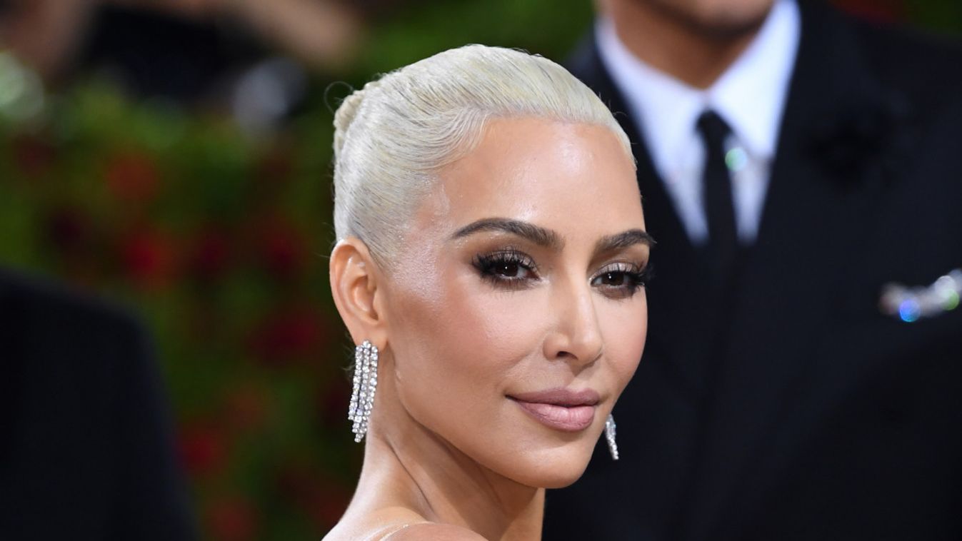 Kim Kardashian 8 kilót fogyott hogy beleférjen Marilyn Monroe ruhájába, de így is alig bírt lépni benne