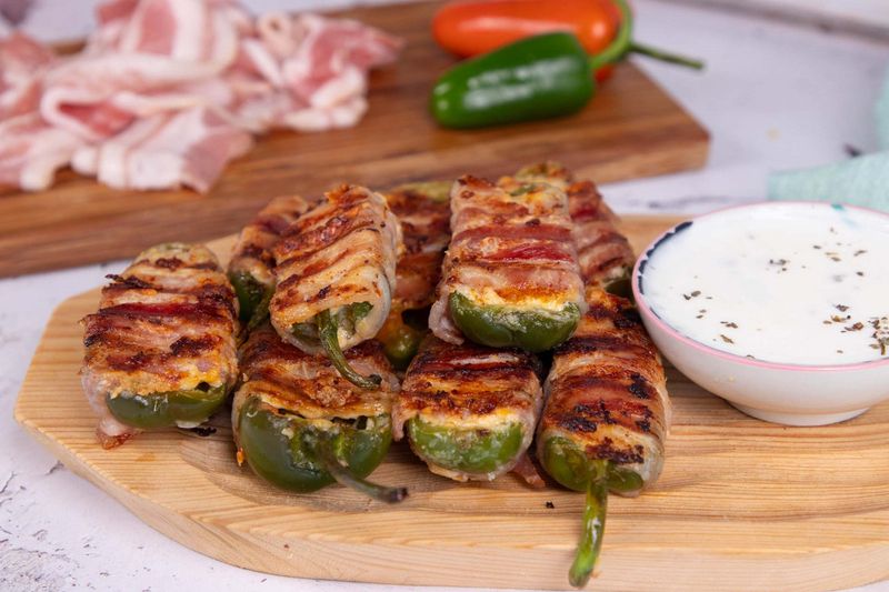 Jalapeno poppers baconbe göngyölve