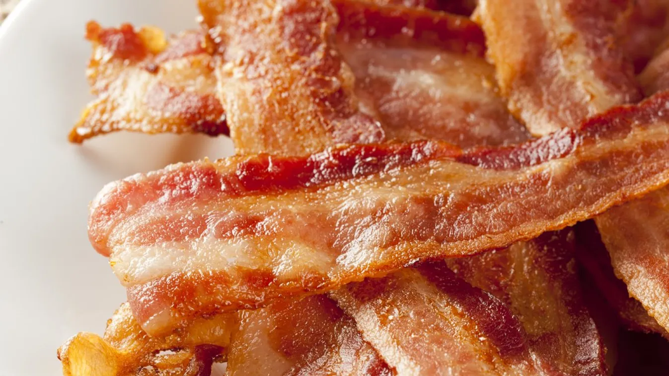 Így lesz tökéletes a bacon, ha a mikróban sütjük