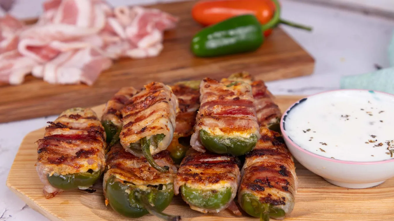 Jalapeno poppers baconbe göngyölve