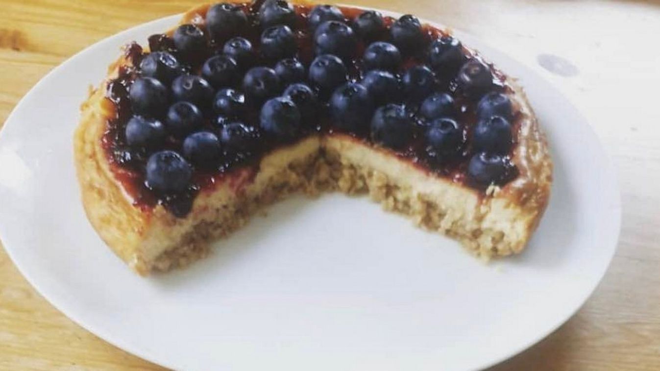  Sütés nélküli fehér csokis-áfonyás sajttorta recept