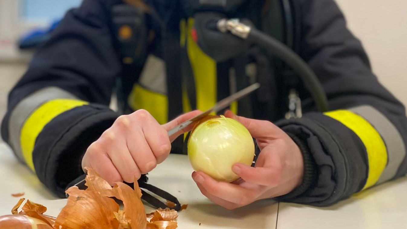 Ezt biztosan nem próbáltad még! Így tudsz könnyek nélkül hagymát pucolni