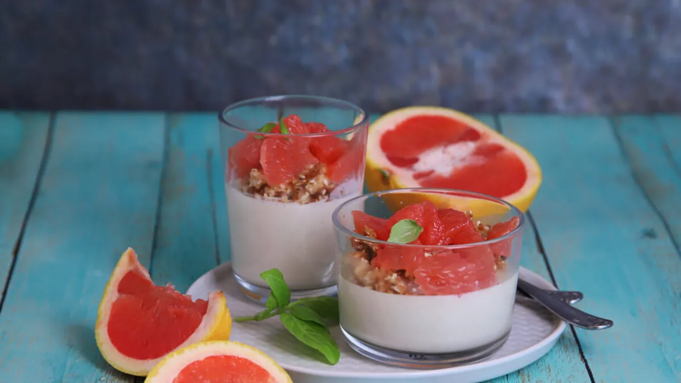 Panna cotta grépfrúttal, szezámmagos morzsával