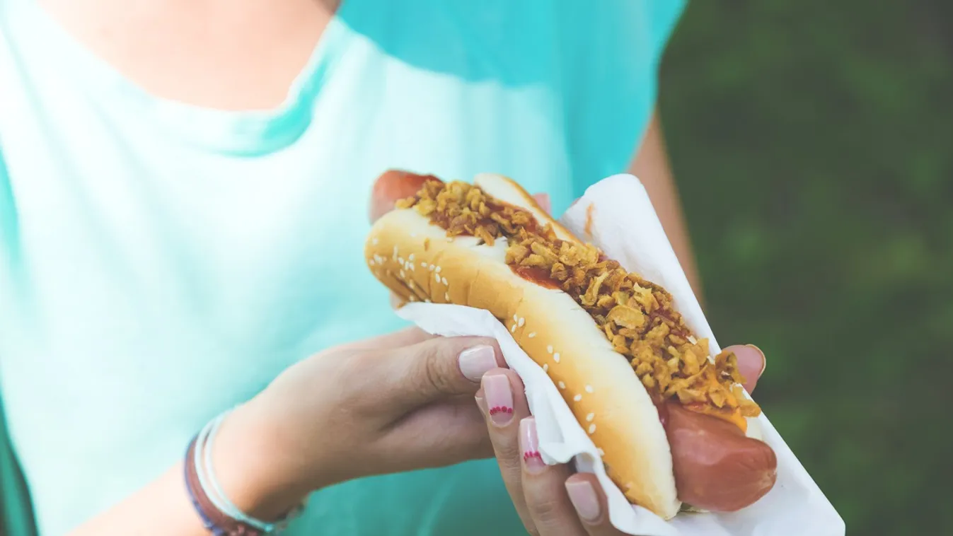 Drog került a hot dogba, a vendég rá is harapott a kokainos zacskóra