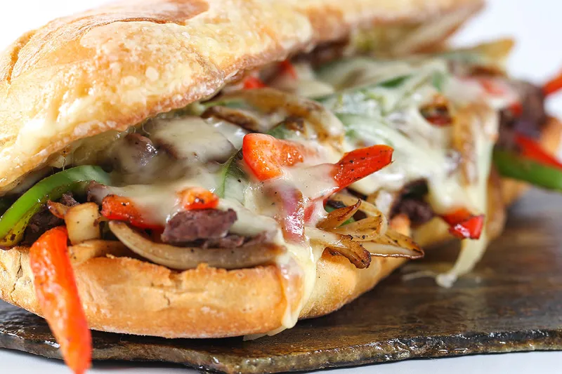 Philly cheese steak szendvics