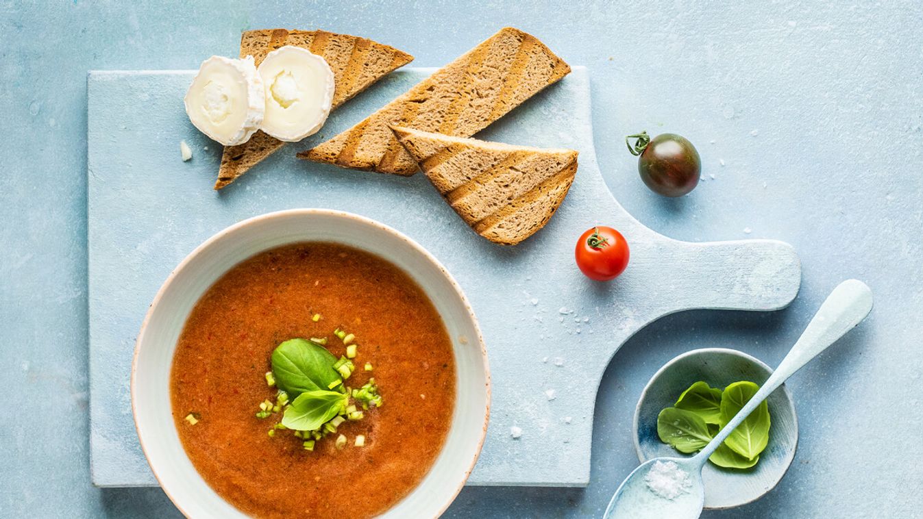 Bazsalikomos dinnyegazpacho kecskesajttal recept