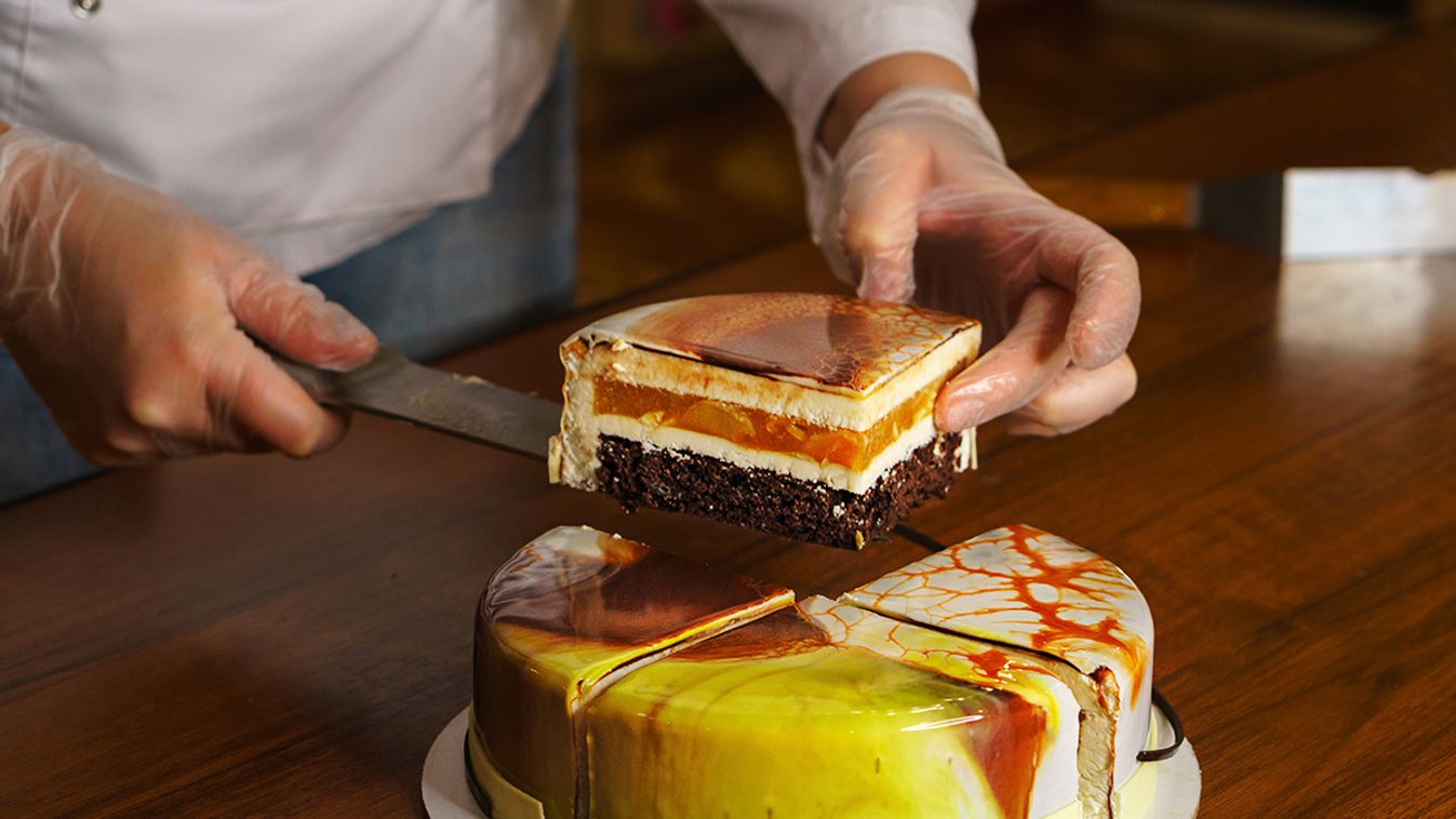 A pofátlanság netovábbja: hétezer forintot kért egy étterem a torta felszeleteléséért