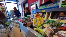 Nem hittek a szemüknek az Aldi pénztárosai: ezt kapta elő szatyor helyett a háromgyerekes anyuka