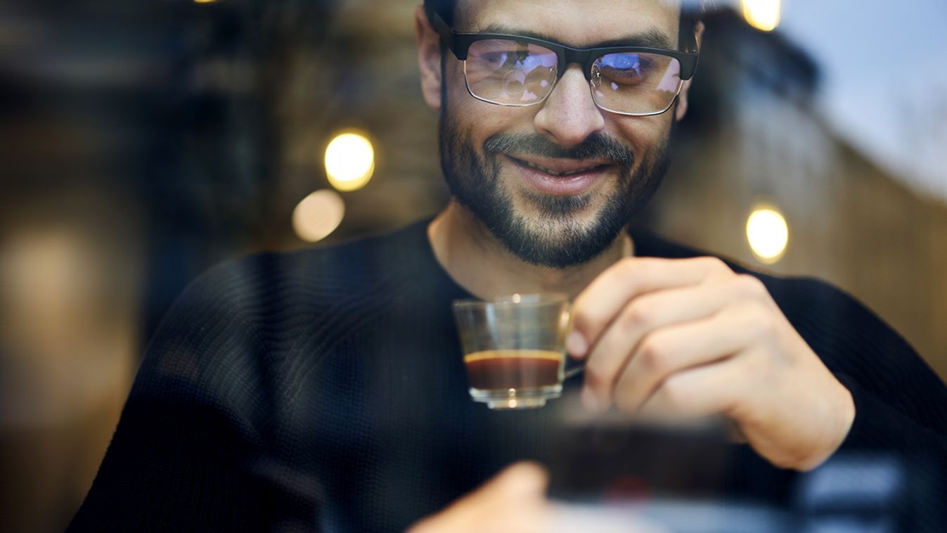 Sokkal finomabb lesz a kávé, ha ilyen színű csészéből isszuk