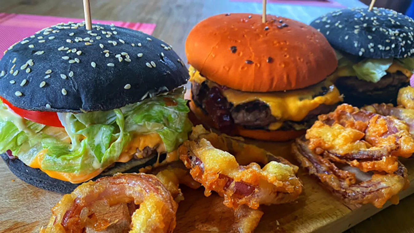 Spooky burger sörtésztás hagymakarikával