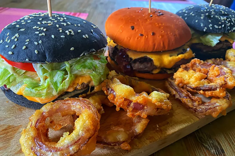 Spooky burger sörtésztás hagymakarikával