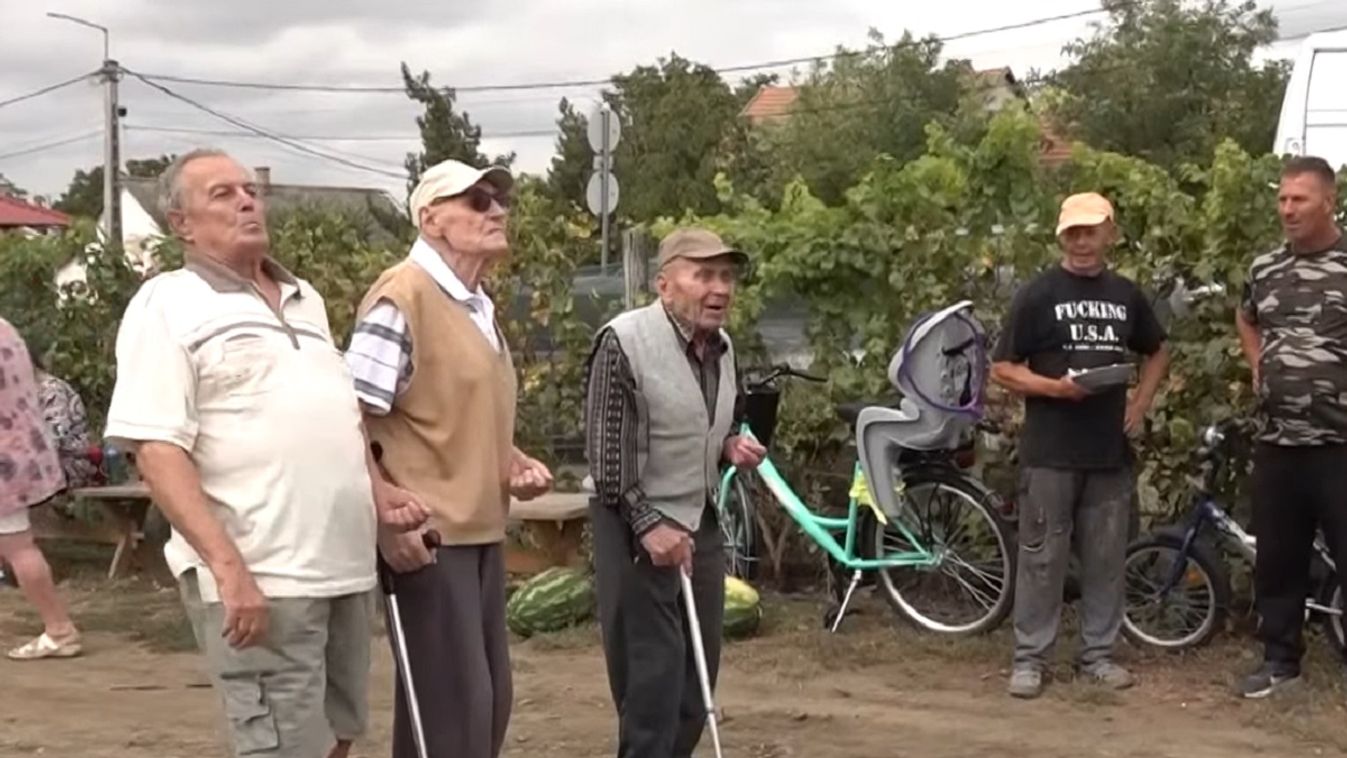 Dinnyemagköpő versenyt tartottak Fegyverneken: videón a méteres köpködés