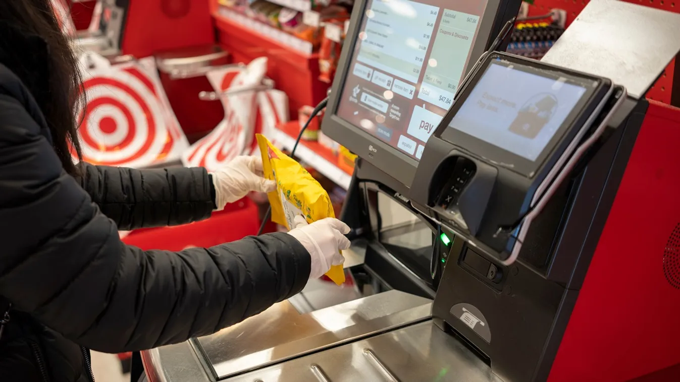 A magyar fiatalok imádják, az idősek viszont utálják az önkiszolgáló kasszákat