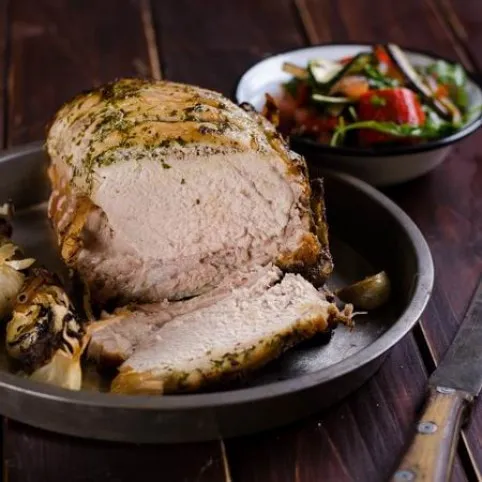 Fűszervajas karaj sült fokhagymával és ratatouille-salátával recept