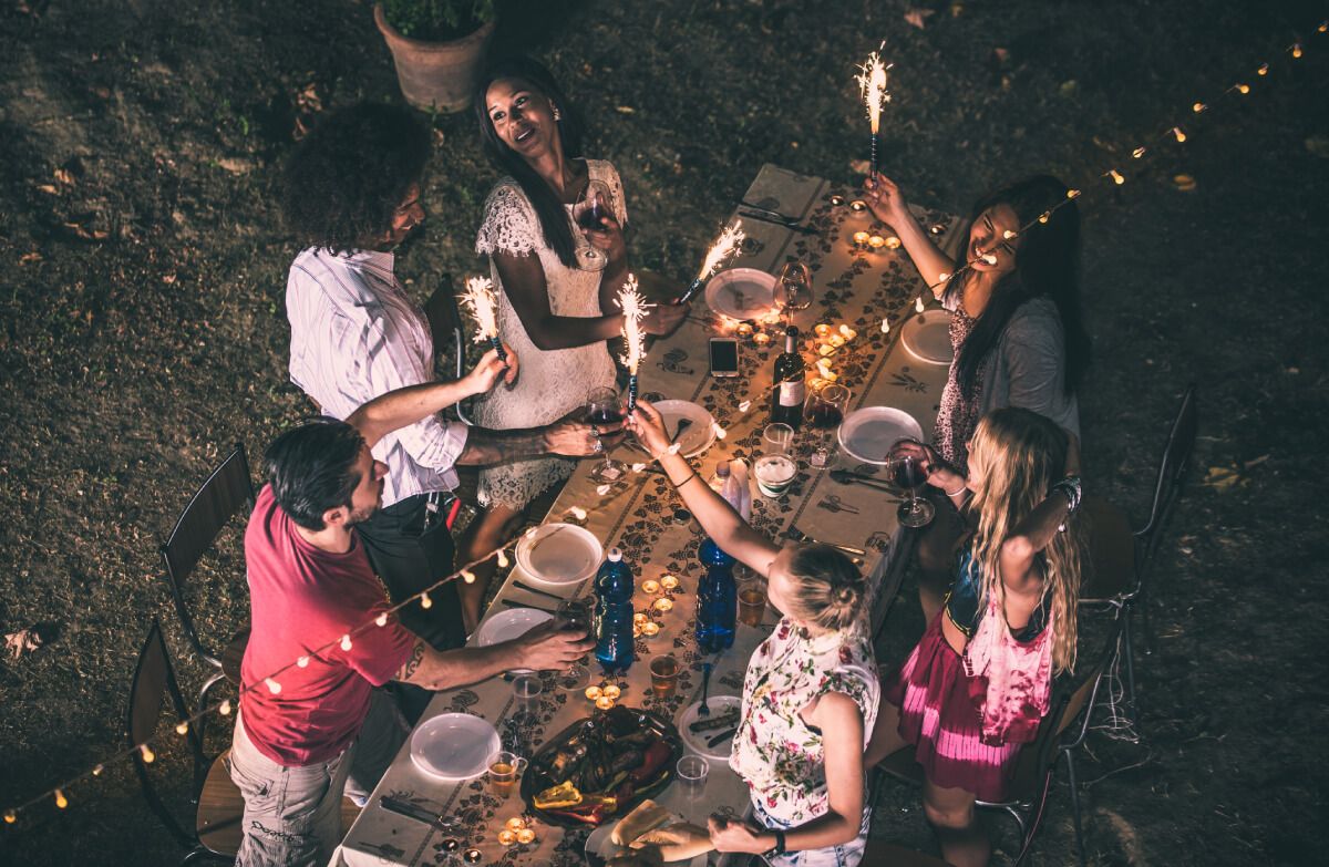 Sötétedés után igazán hangulatossá teszi a kertet néhány felfüggesztett lámpás (Fotó: Shutterstock)