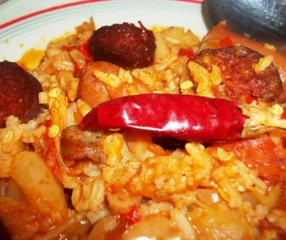 Csípős rizses lecsó füstölt szalonnával és kolbásszal recept