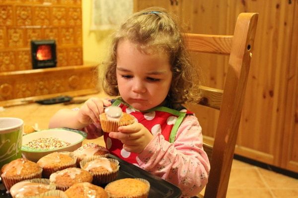 Dorka puncsmázat ken a muffinokra