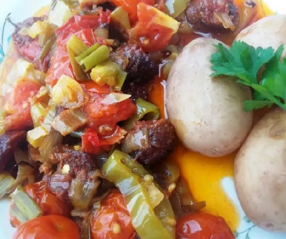 Baconös-kolbászos lecsó petrezselymes újkrumplival recept