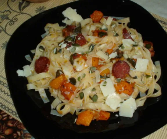 Sütőtökös-kolbászos szélesmetélt. recept