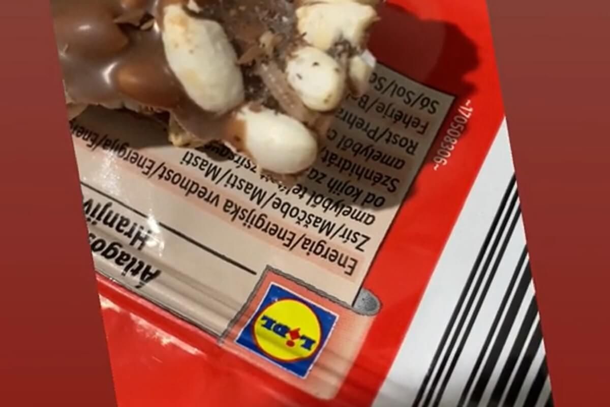 Kukacot találtak a Lidlben kapható rizses csokiban /Fotó: TikTok