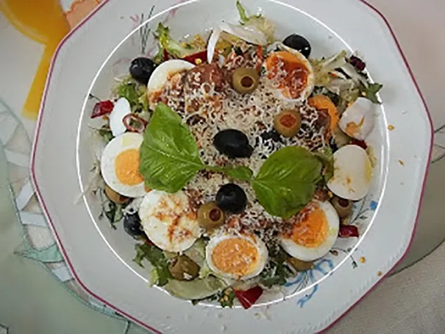 Főtt tojásos mediterrán saláta, paradicsomos sprotnival recept