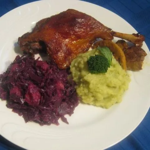 Sült kacsacomb birsalmás párolt káposztával és brokkolis krumplipürével recept