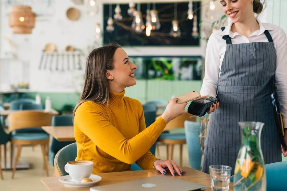 Ha elégedettek vagyunk a kiszolgálással, szívesen adunk borravalót / Fotó: Shutterstock